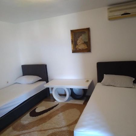 Apartmani Ruza พอดโกริกา ภายนอก รูปภาพ