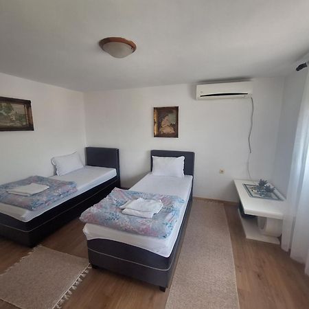 Apartmani Ruza พอดโกริกา ภายนอก รูปภาพ