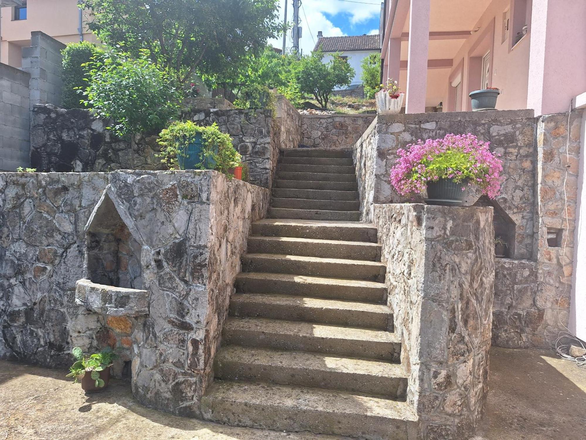Apartmani Ruza พอดโกริกา ภายนอก รูปภาพ